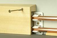 Detailansicht Rohrclip-Montage an der Wand